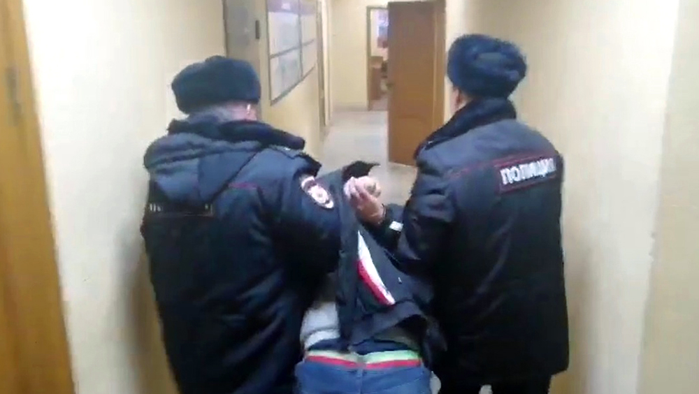 Белокурую заключённую трахнули два полицейских в участке