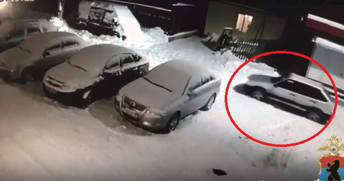 ВИДЕО: Полиция Петрозаводска разыскивает мужчину, подозреваемого в угоне автомобиля
