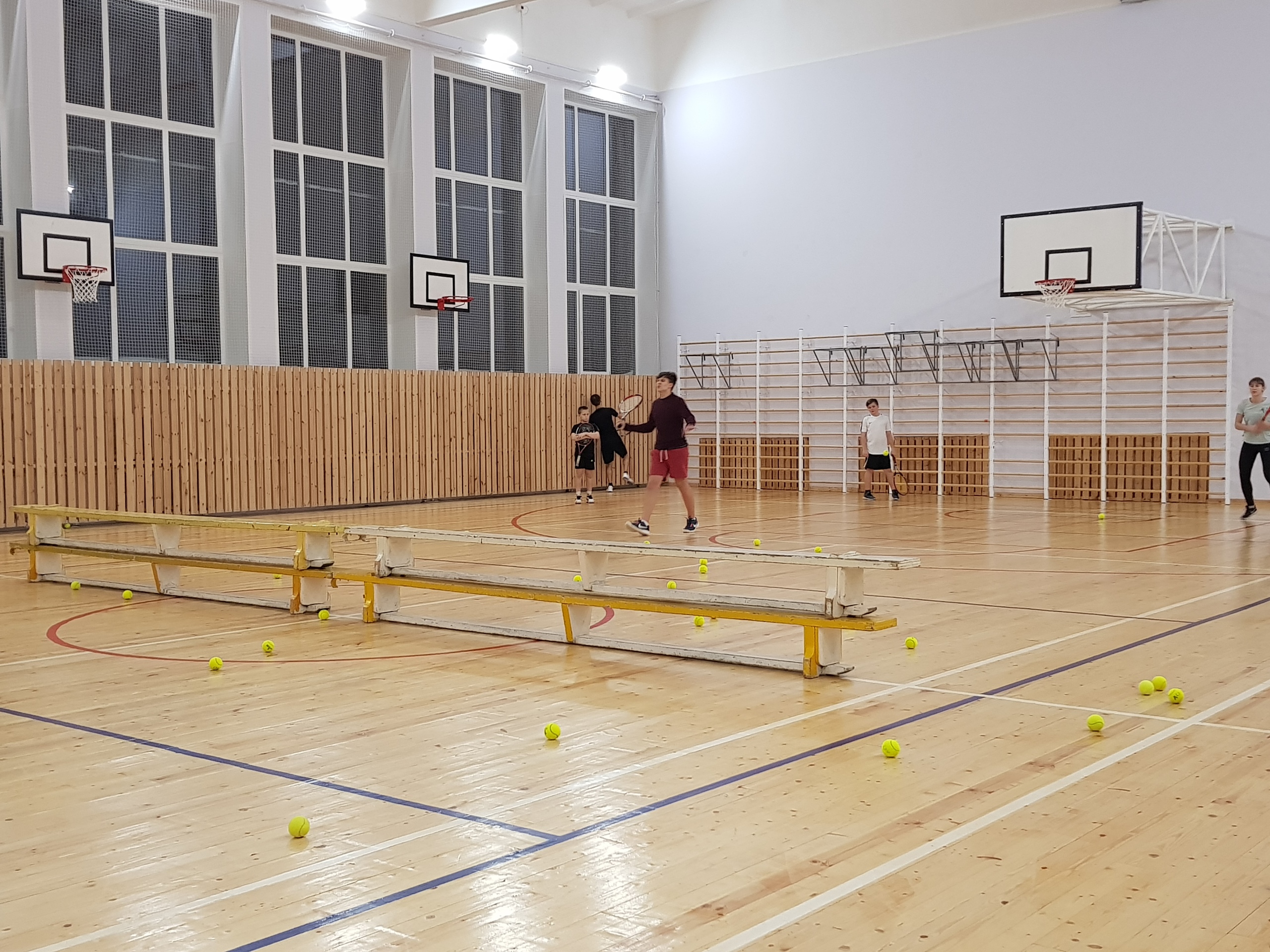 В Петрозаводске спортсмены играют в большой теннис через скамейки вместо сетки