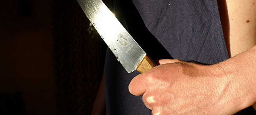 Житель Карелии порезал ножом пьяного соседа, когда тот ворвался в его квартиру 