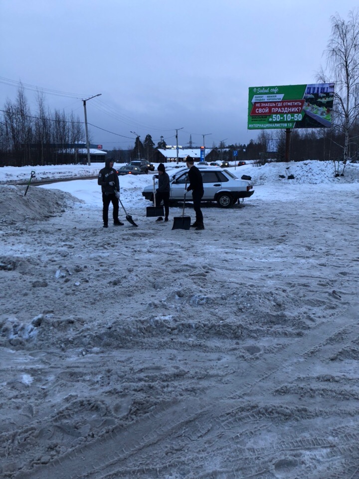 Волонтеры очистили от снега парковку у больницы Петрозаводска