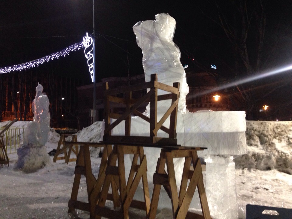 ФОТО: На набережной Петрозаводска тают ледовые скульптуры 