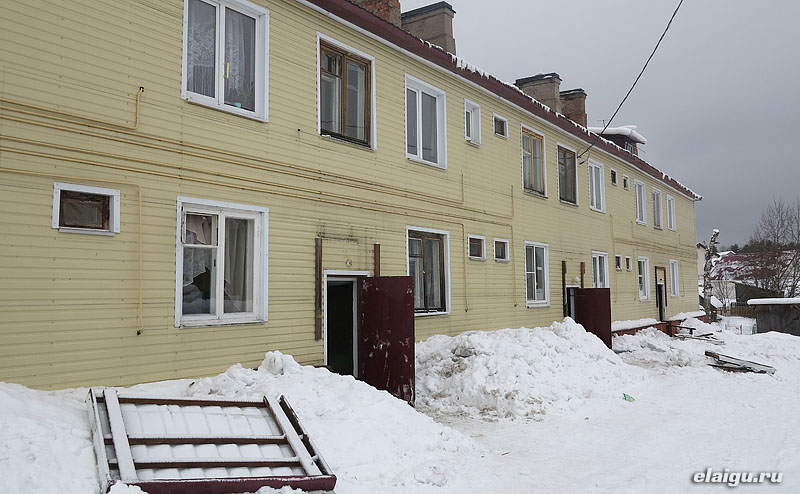 В Карелии из-за снега обрушились все козырьки одного из домов