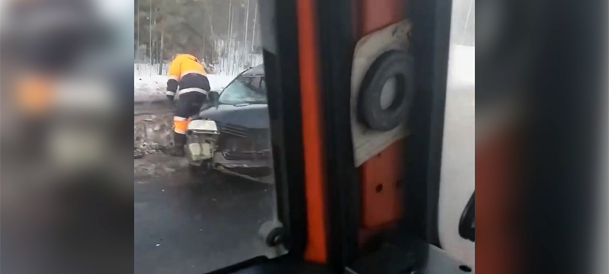 ВИДЕО: Появились кадры с места страшной аварии в Карелии, где машину разорвало на части