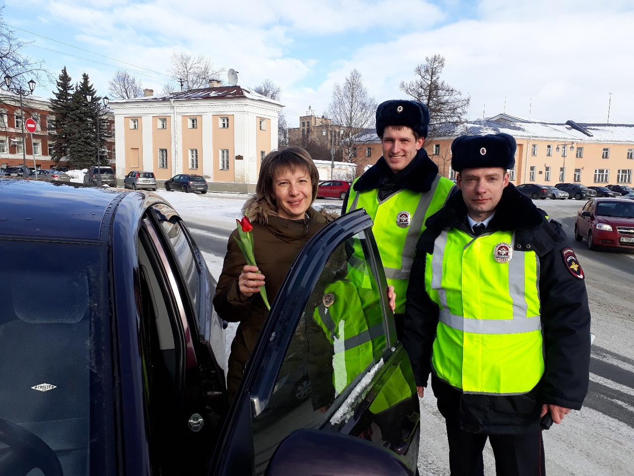 ФОТО: Сотрудники ГИБДД поздравили женщин-водителей с 8 марта 