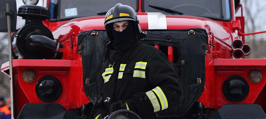 Из сугробов в Карелии пожарные достали школьный автобус, фуру и трактор 
