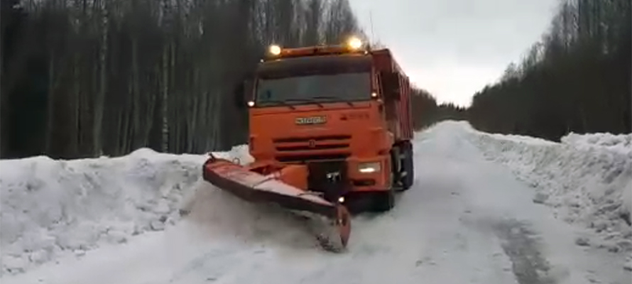 ВИДЕО: В Карелии расчистили дорогу, где ранее застрял школьный автобус