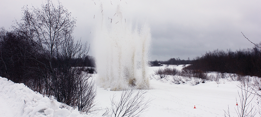 ФОТО: Спасатели взорвали лед на реке Ивина в Карелии 