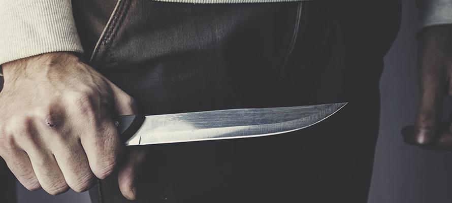 В Петрозаводске мужчина угрожал подростку ножом