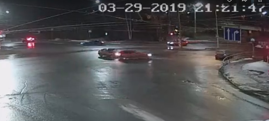 ВИДЕО: Два автомобиля столкнулись на перекрестке в Петрозаводске