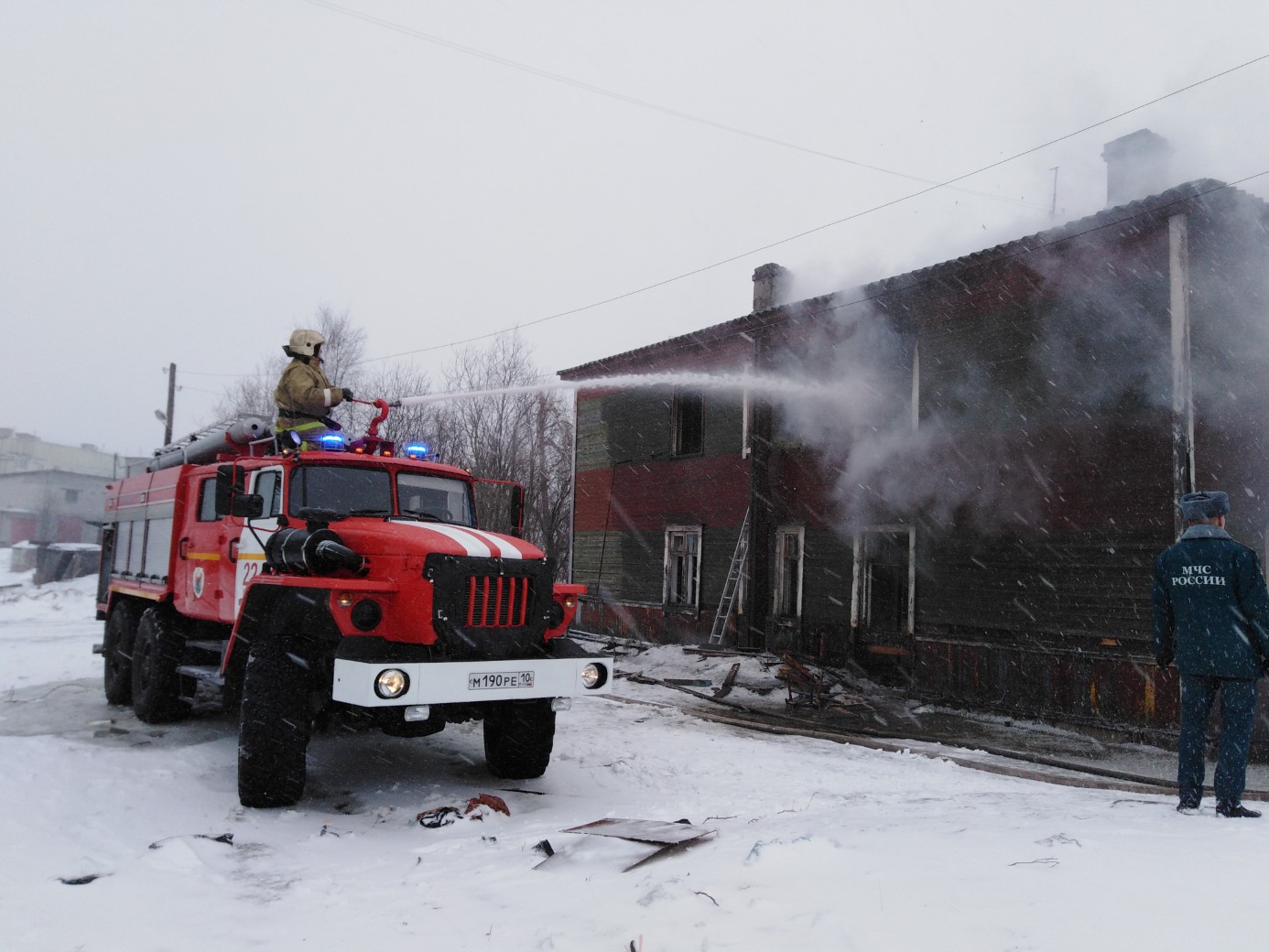 ФОТО: Кемские спасатели потушили заброшенный дом