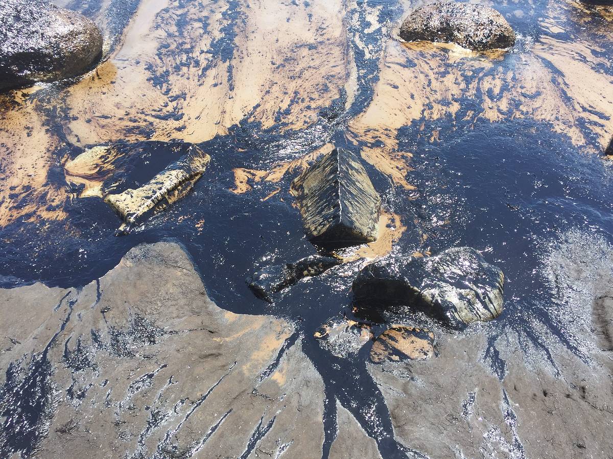 Нефть загрязняет воду. Разлив нефти в Санта Барбаре. Загрязнение мирового океана разлив нефти. Разлив нефти у Санта Барбара 1969. Загрязнение мирового океана нефтепродуктами.