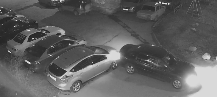 ВИДЕО: Водитель замял крыло припаркованному на Древлянке авто и скрылся с места преступления