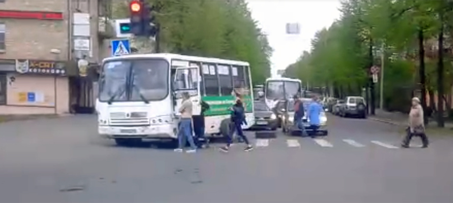 В Петрозаводске отвалилось колесо у автобуса. В Петрозаводске отвалилось колесо. Автобус куйбышев нагорное