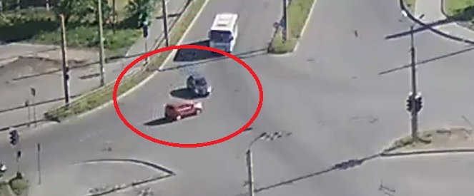 ВИДЕО: Автомобиль пошел на таран на Кукковке