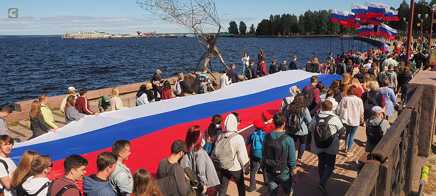 ФОТО и ВИДЕО: В Петрозаводске в честь Дня России устроили мотопробег, танцы и шествие с флагом