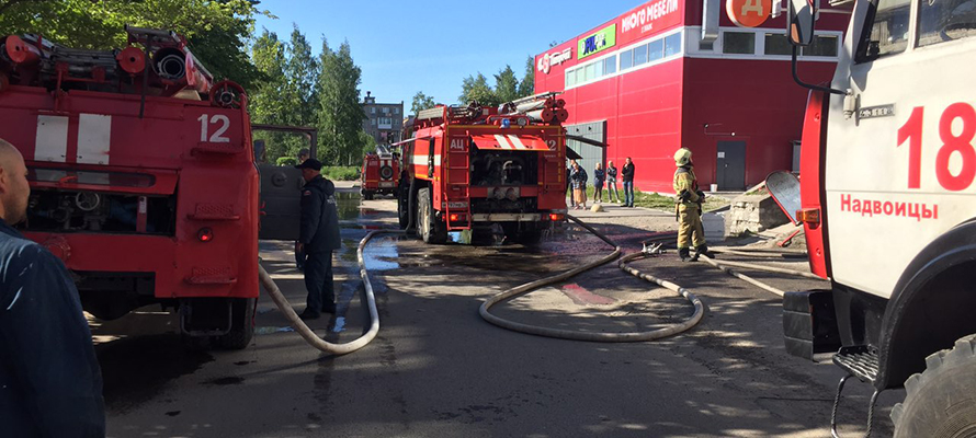 ФОТО: В Карелии из-за пожара в торговых павильонах эвакуировали 15 человек 