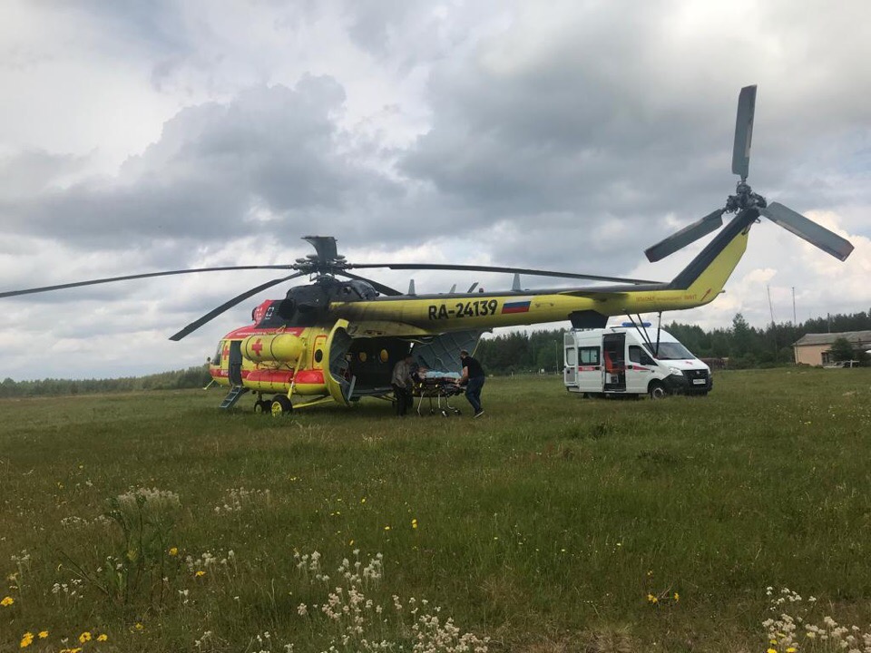 Вертолет доставил в Петрозаводск мужчину с ножевым ранением