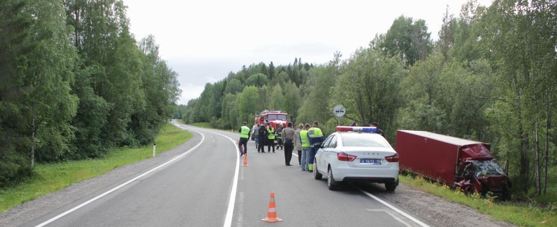 Водитель грузовика из Костромской области погиб на трассе в Карелии 