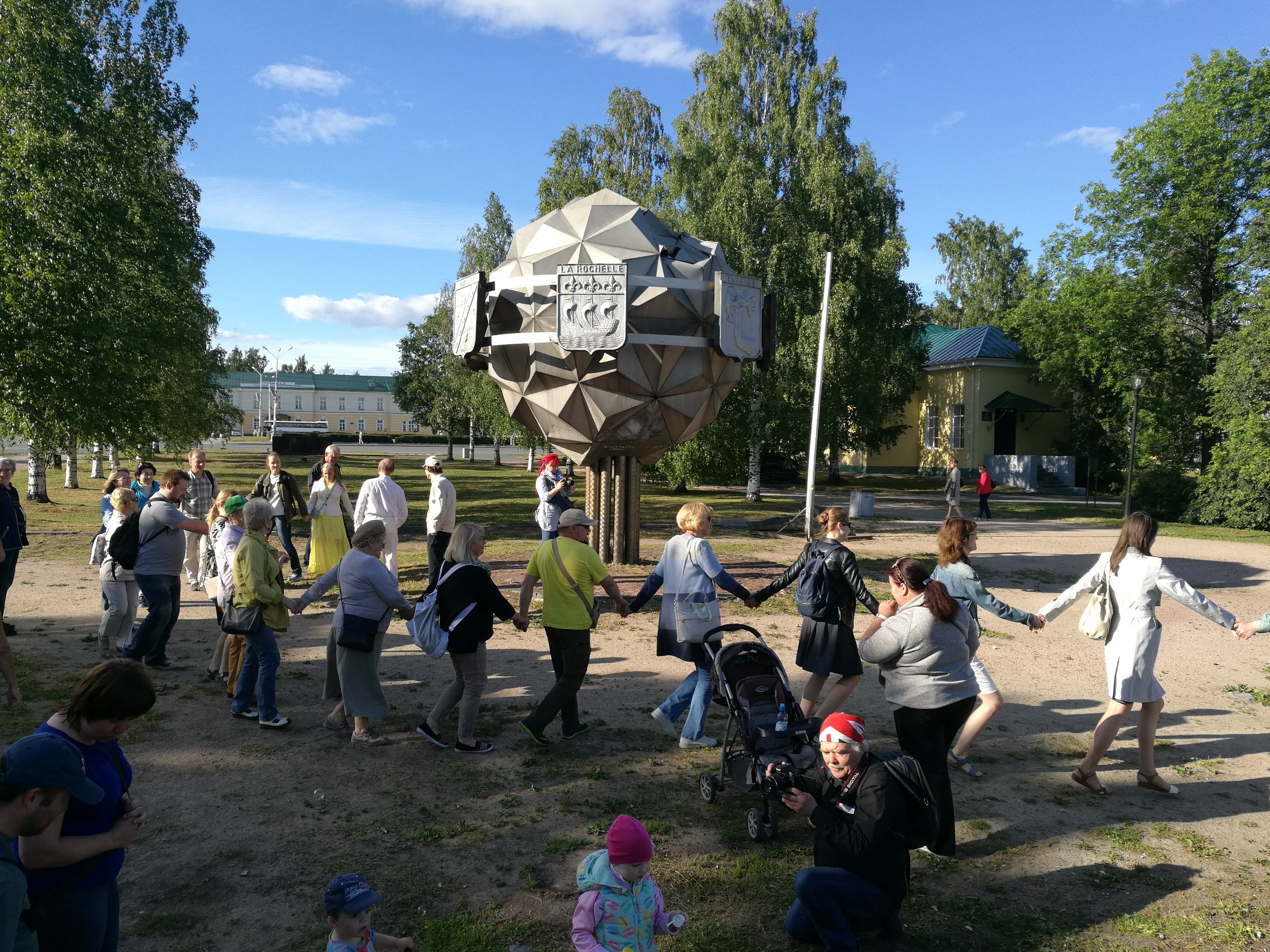 ФОТО: Жители Петрозаводска станцевали круугу в защиту Дерева дружбы