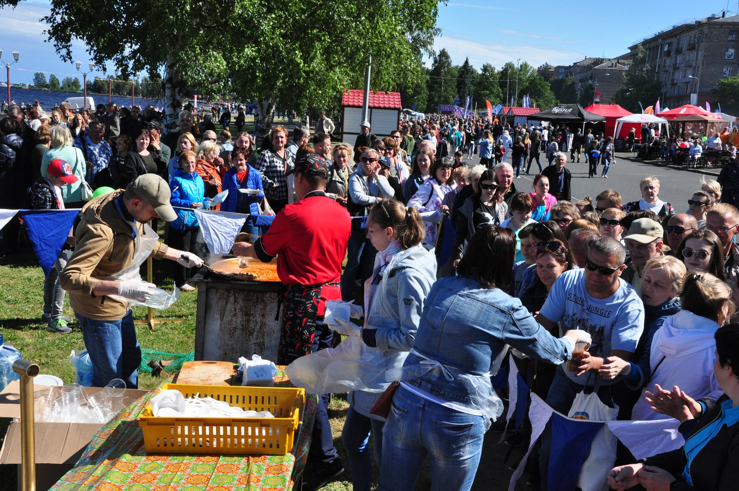Десятки людей выстроились в очереди за бесплатным супом на День города в Петрозаводске