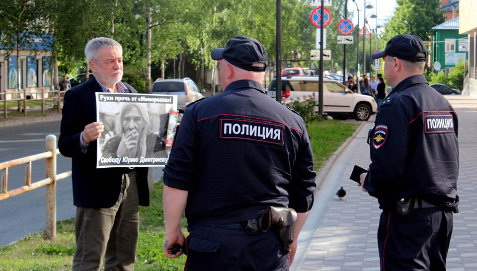 Участников одиночных пикетов в поддержку Дмитриева вызвали в полицию