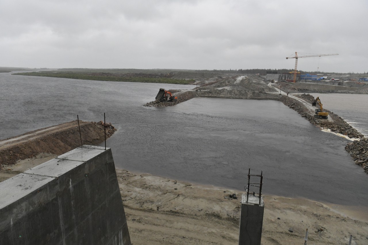 ФОТО: В Карелии прошла церемония перекрытия русла реки Кемь на стройплощадке Белопорожских ГЭС