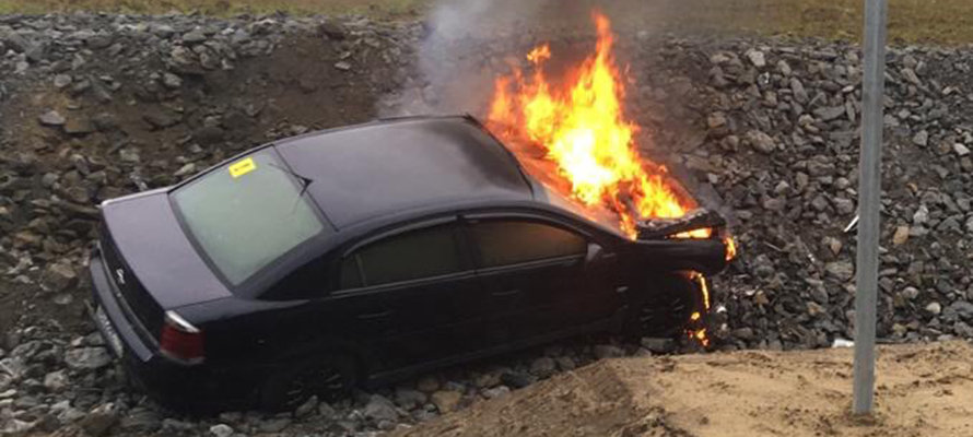 ФОТО: Иномарка с пьяным водителем загорелась, вылетев с трассы в Карелии