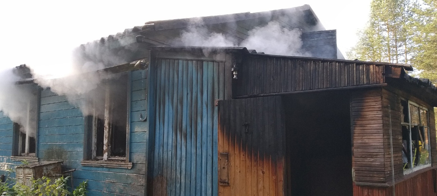 ФОТО: Из горящего барака в Карелии спасли женщину