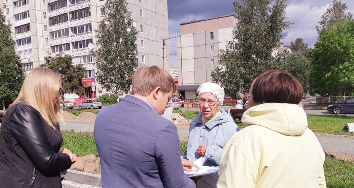 Депутат Петросовета Дмитрий Романов помог пенсионеркам сохранить скамейки на Березовой аллее 
