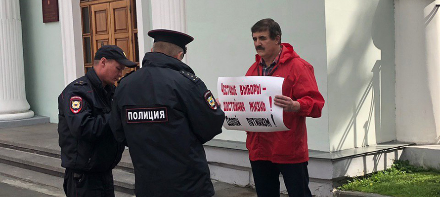 ФОТО: В Петрозаводске активисты КПРФ провели серию одиночных пикетов за честные выборы