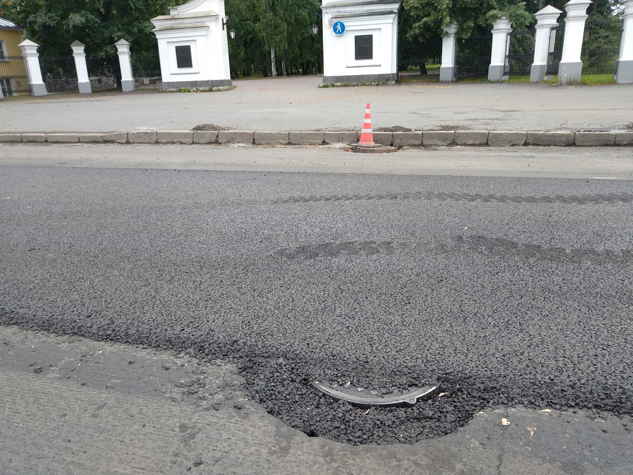 Дорожники в Петрозаводске закатали люк в асфальт