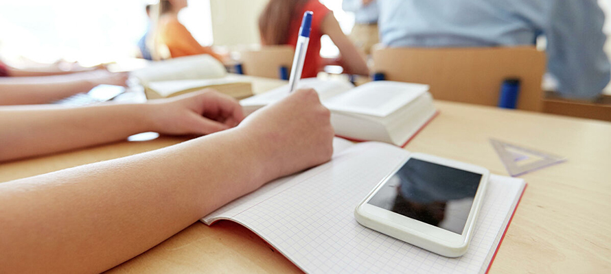 ОПРОС: Нужно ли ограничить использование мобильников учениками в школах? 
