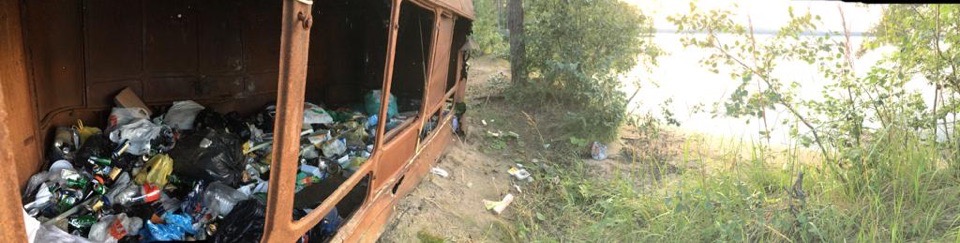 ФОТО: Берег живописного озера в Карелии завалили мусором