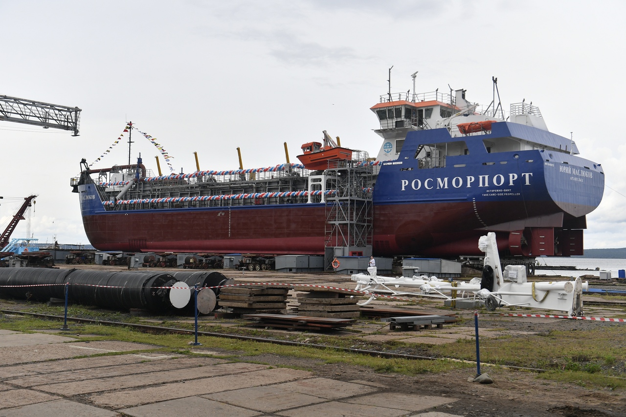 ФОТО: В Петрозаводске спустили на воду дноуглубительное судно 