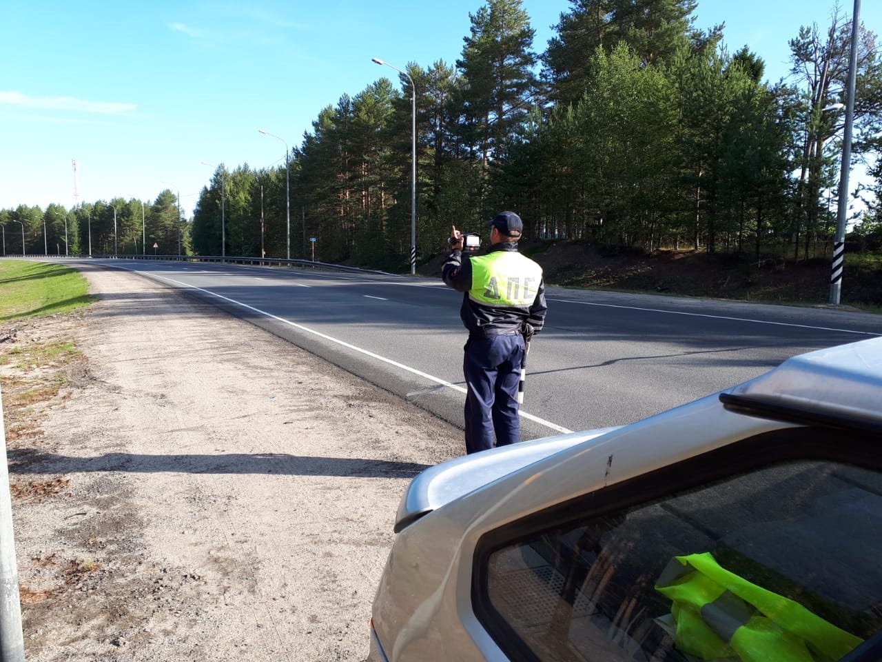 Женщина-водитель устроила опасный маневр на трассе в Карелии