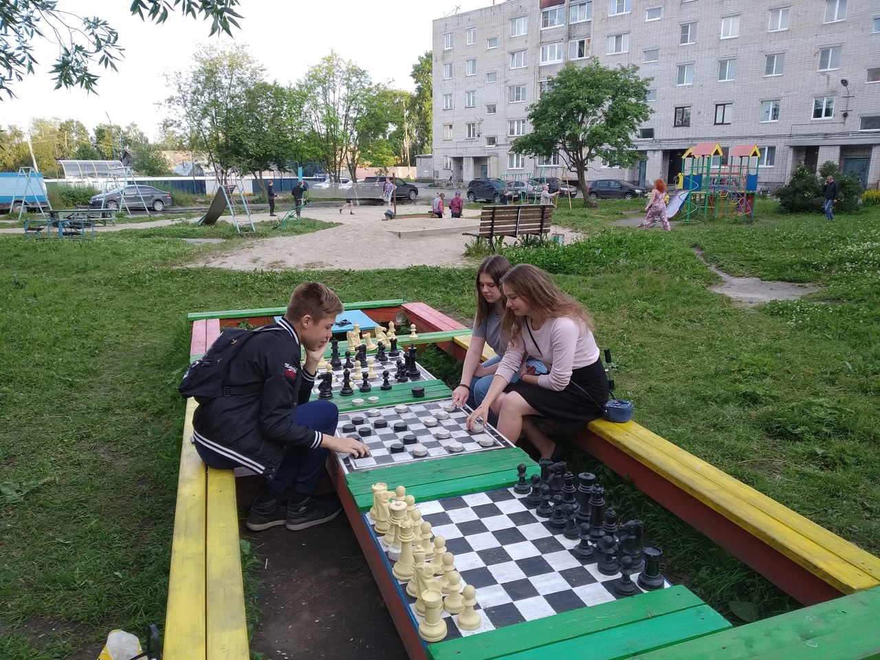 Житель Беломорска своими руками соорудил спортплощадку во дворе (ФОТО)