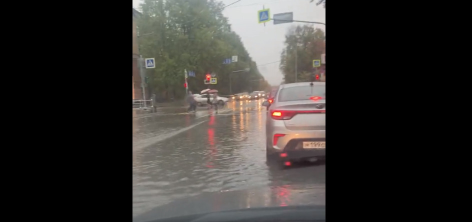 Улица в Петрозаводске ушла под воду (ВИДЕО)