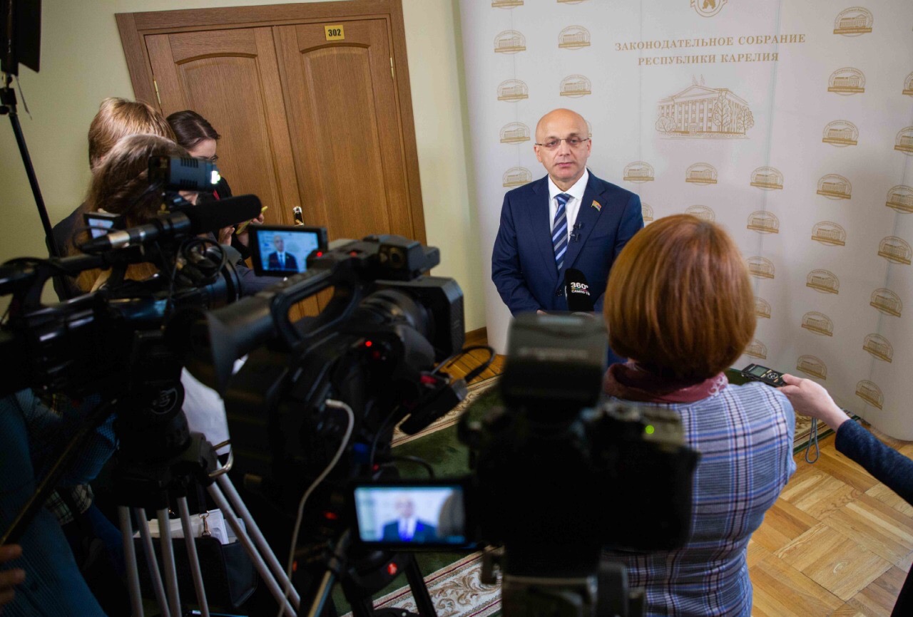 Элиссан Шандалович рассказал журналистам о важных изменениях, принятых в бюджет Карелии этого года