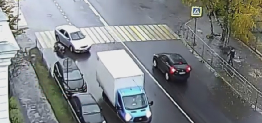 Иномарка задавила женщину на повороте в Петрозаводске (ВИДЕО)
