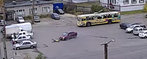 Водитель иномарки сбил школьницу в Петрозаводске (ВИДЕО)