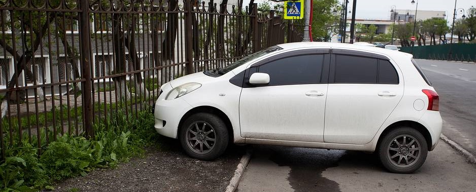 Мэрия Петрозаводска оштрафовала более 400 водителей за парковку на газонах