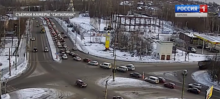 Мэрия Петрозаводска пообещала отрегулировать работу светофора, вызвавшего возмущение у водителей