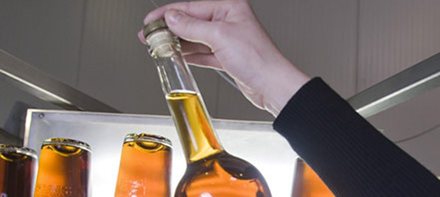 Директор фирмы в Карелии пытался подкупить сотрудника ГИБДД бутылкой бренди 