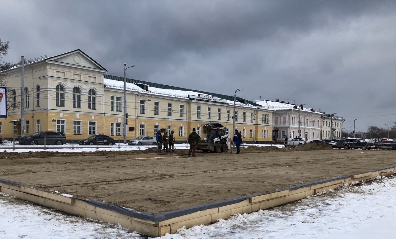 Смотрим, как на площади Кирова устанавливают каток (ВИДЕО) 