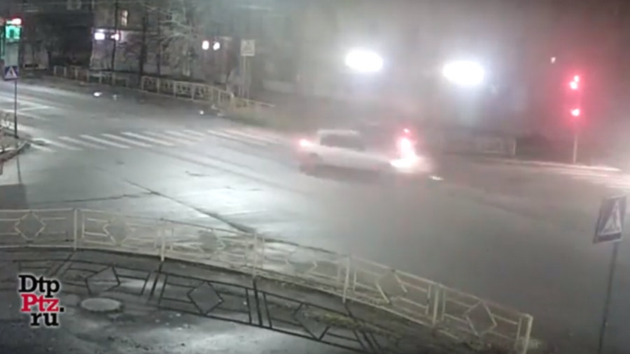Две легковушки столкнулись на перекрестке в Петрозаводске (ВИДЕО)