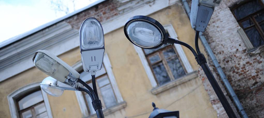 Буйный мужчина разгромил фонари около гостиницы в Петрозаводске 