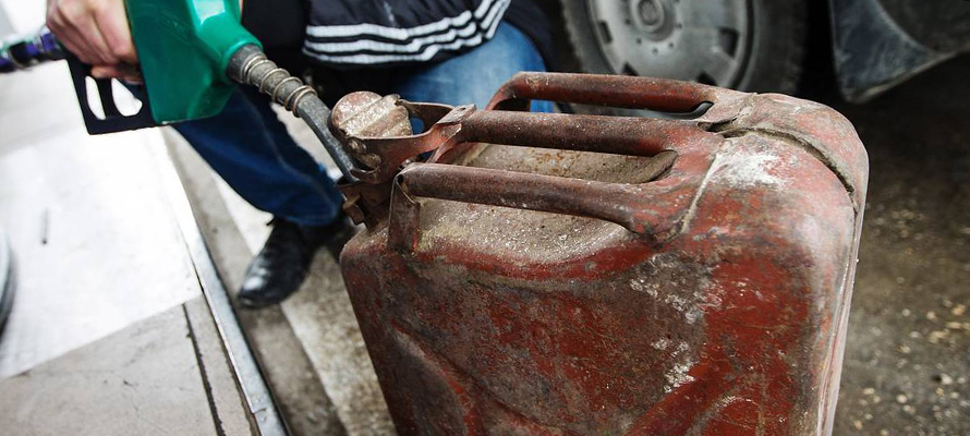 Некачественное топливо обнаружили на заправках в Карелии