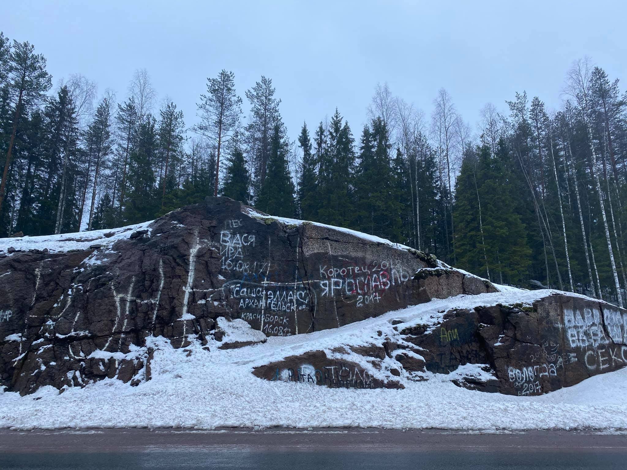 Творческий предприниматель Петрозаводска решил отмыть от надписей все скалы вдоль трассы в Карелии