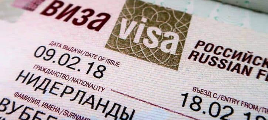 Иностранцам хотят выдавать российские визы на полгода